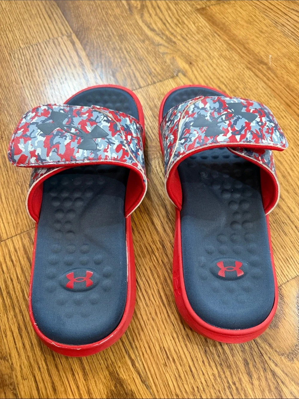 Boy’s Under Armour Flip Flops. Size 3Y. Excellent Condition.